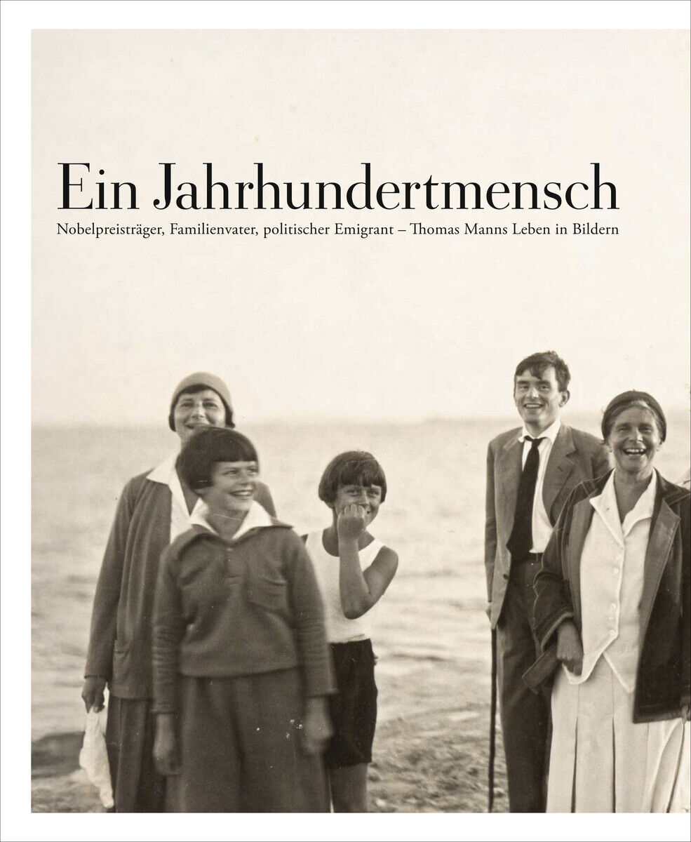 Cover des Bildbands 'Ein Jahrhundertmensch' mit Thomas Mann und seiner Familie in Schwarzweiß. Der Titel lautet: Ein Jahrhundertmensch – Nobelpreisträger, Familienvater, politischer Emigrant – Thomas Manns Leben in Bildern.