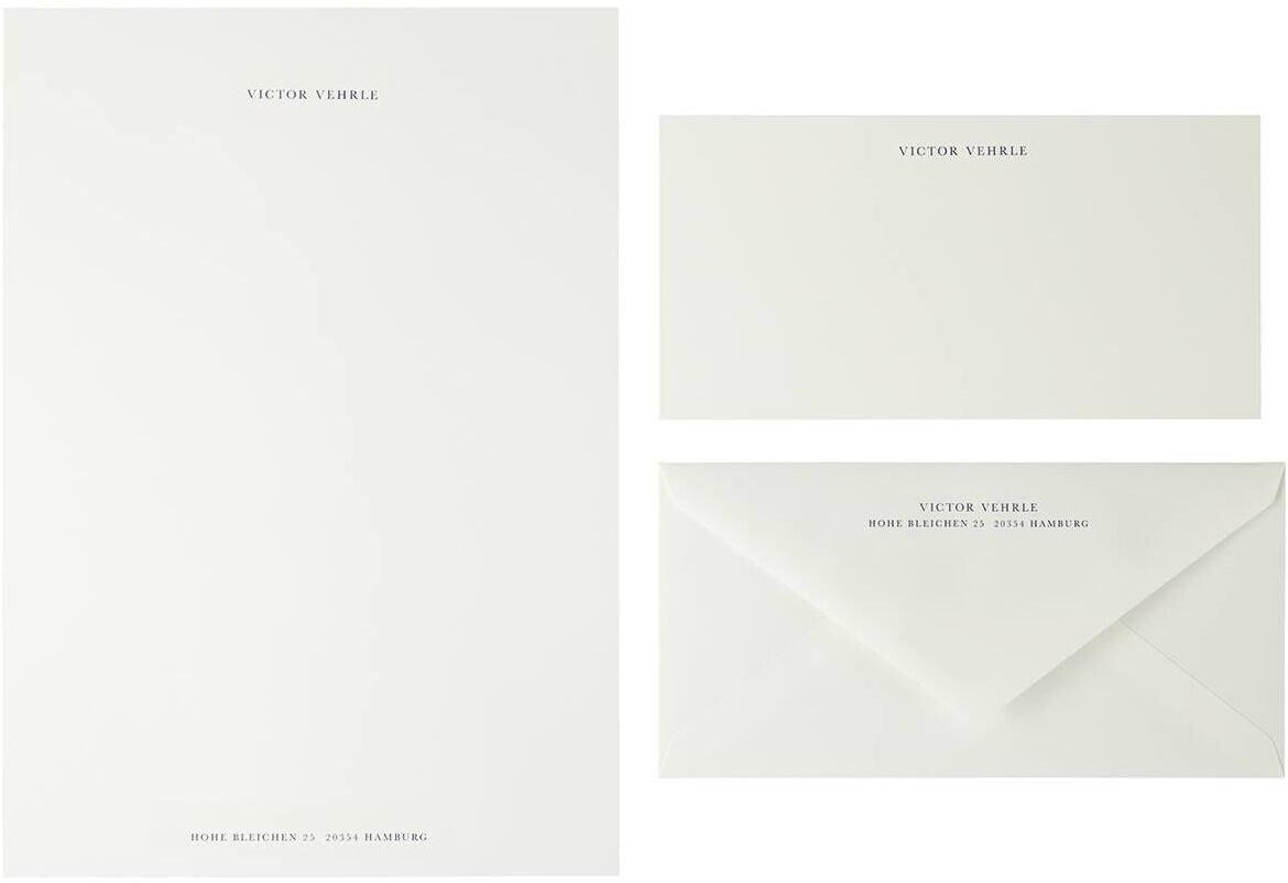 A4-Briefpapier in dunkelblau, bestehend aus einem Papierbogen, einem Adressetikett und einem Umschlag. Ideal für formelle und geschäftliche Korrespondenz. Hochwertige Papierqualität.