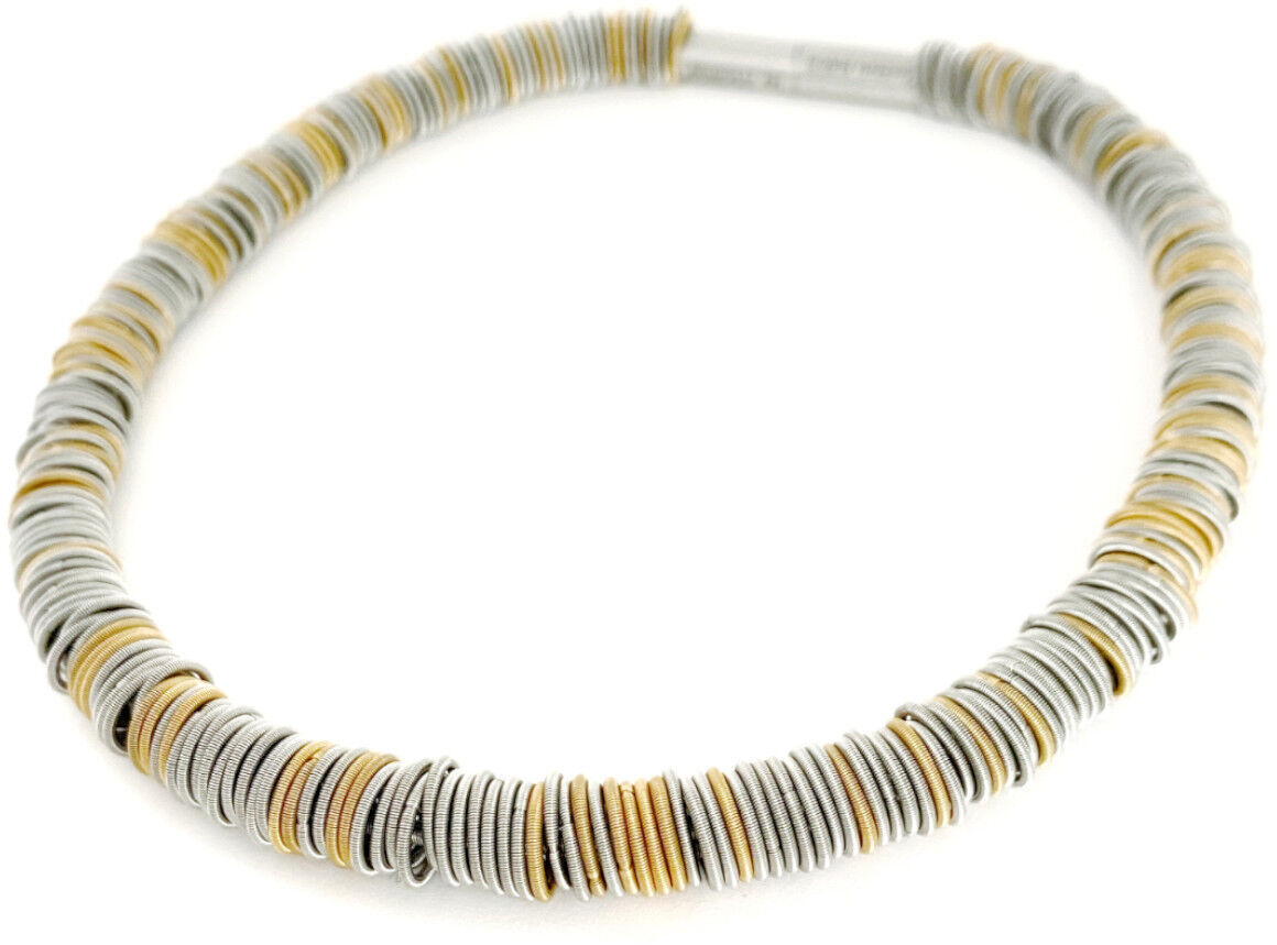 Eine elegante Halskette aus abwechselnden silbernen und goldenen Metallringen.