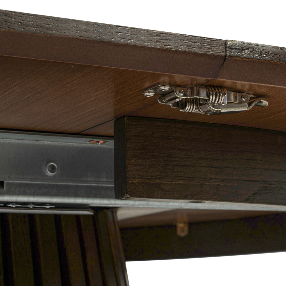 Detailaufnahme der Unterseite eines ovalen Dining-Tisches »Oria 120cm« von bene living in Smoked Braun mit Holzstruktur. Sichtbar sind ein Metallmechanismus zum Ausziehen und Verbindungsstücke. Modernes, edles Design für Esszimmer und Wohnräume.