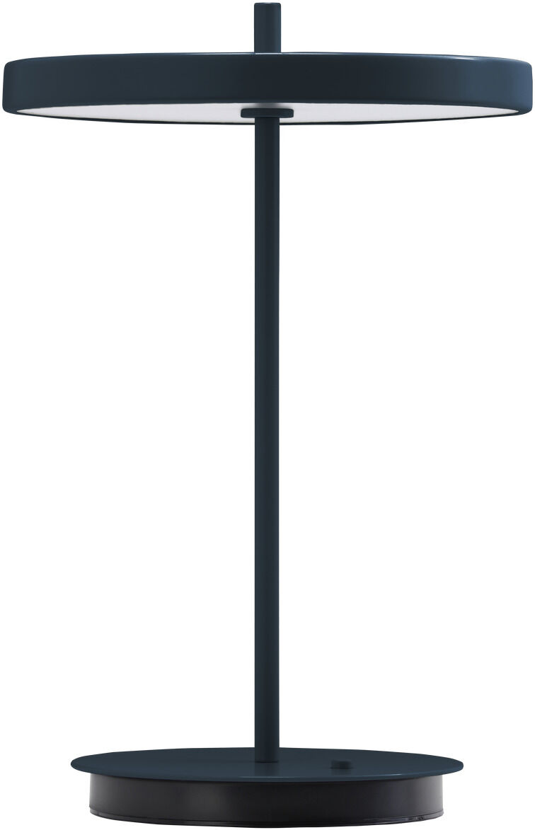 Minimalistische Tischleuchte ZEIT Sonderedition Asteria Move in Mitternachtsblau mit rundem Lampenschirm, schlichtem Ständer und flachem Sockel vor weißem Hintergrund.