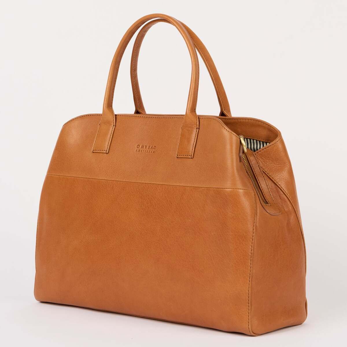 Große Schultertasche aus hellbraunem Rindleder mit zwei Tragegriffen und schlichtem, minimalistischem Design. Die Tasche steht vor weißem Hintergrund und wirkt elegant sowie vielseitig einsetzbar.