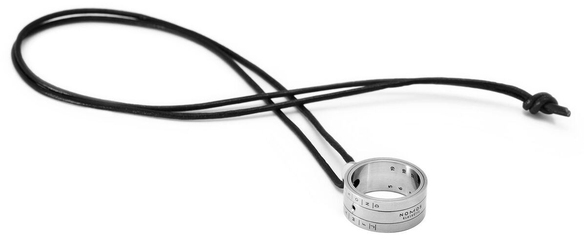 Eine NOMOS Glashütte »Sonnenuhr« aus Edelstahl als Anhänger an einem schwarzen Band. Minimalistisches Design, ideal für Liebhaber von Sonnenuhren und Modeaccessoires.