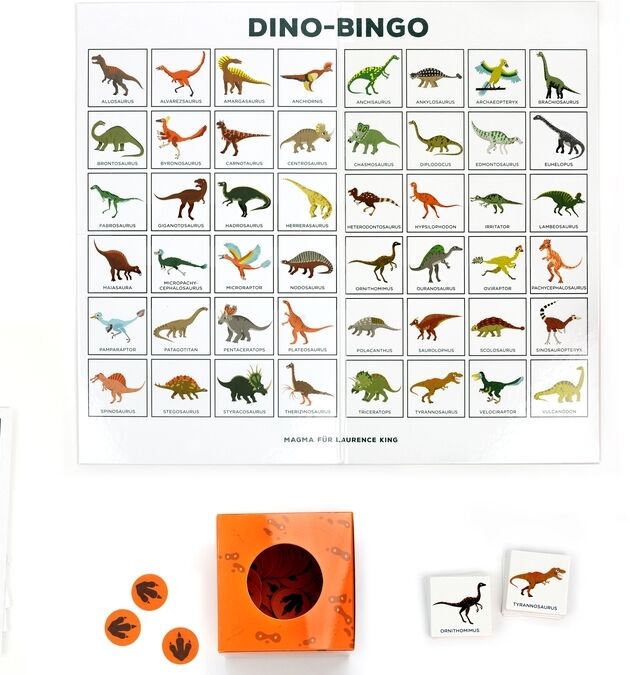 Dino-Bingo-Spielset mit Spielbrett, kleinen Karten mit Dinosaurierabbildungen und orangefarbenen Spielmarken. Ideal für Kinder und Familienbildung.