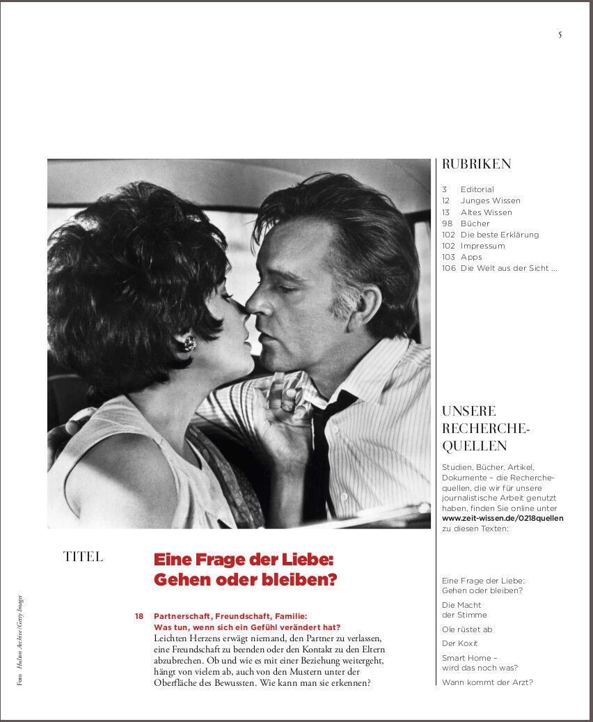 Das Bild zeigt das Cover der Ausgabe 2/18 von ZEIT WISSEN mit dem Titel 'Gehen oder bleiben?'. Die Abbildung zeigt ein schwarz-weiß Foto eines Paares in enger, emotionaler Umarmung im Vordergrund. Der Titel ist in roter und schwarzer Schrift auf weißem Hintergrund gedruckt. Andere Rubriken und Texte sind auf der rechten Seite abgebildet.