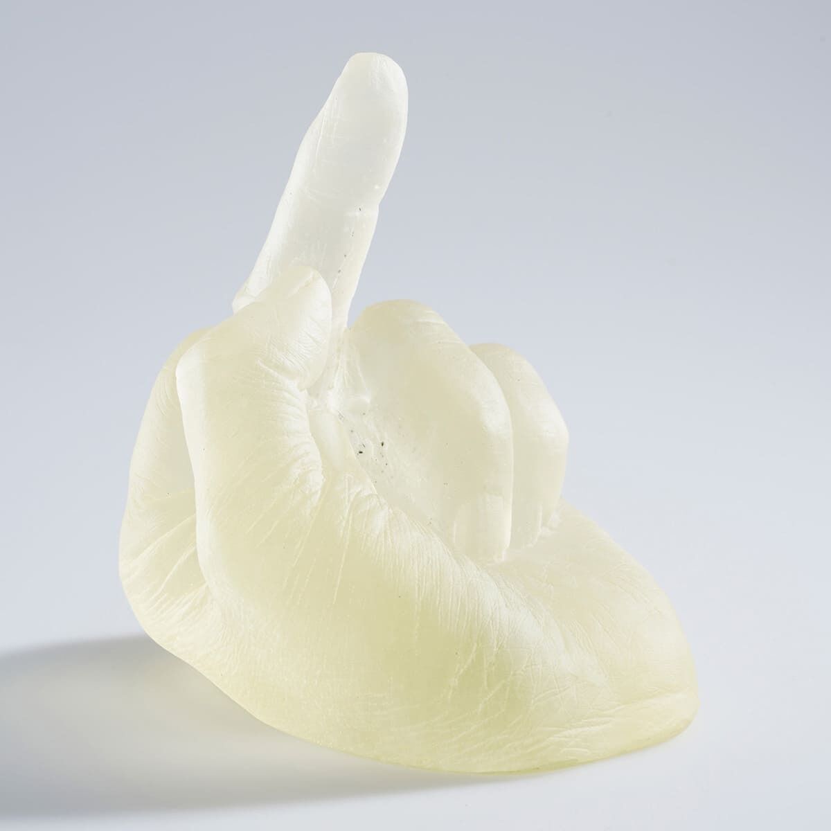 Eine Glasskulptur von Ai Weiwei mit dem Titel »Study of Perspective in Glass«, die eine Hand zeigt, die den Mittelfinger erhebt. Die Darstellung ist transparent und hat eine weiße Färbung.