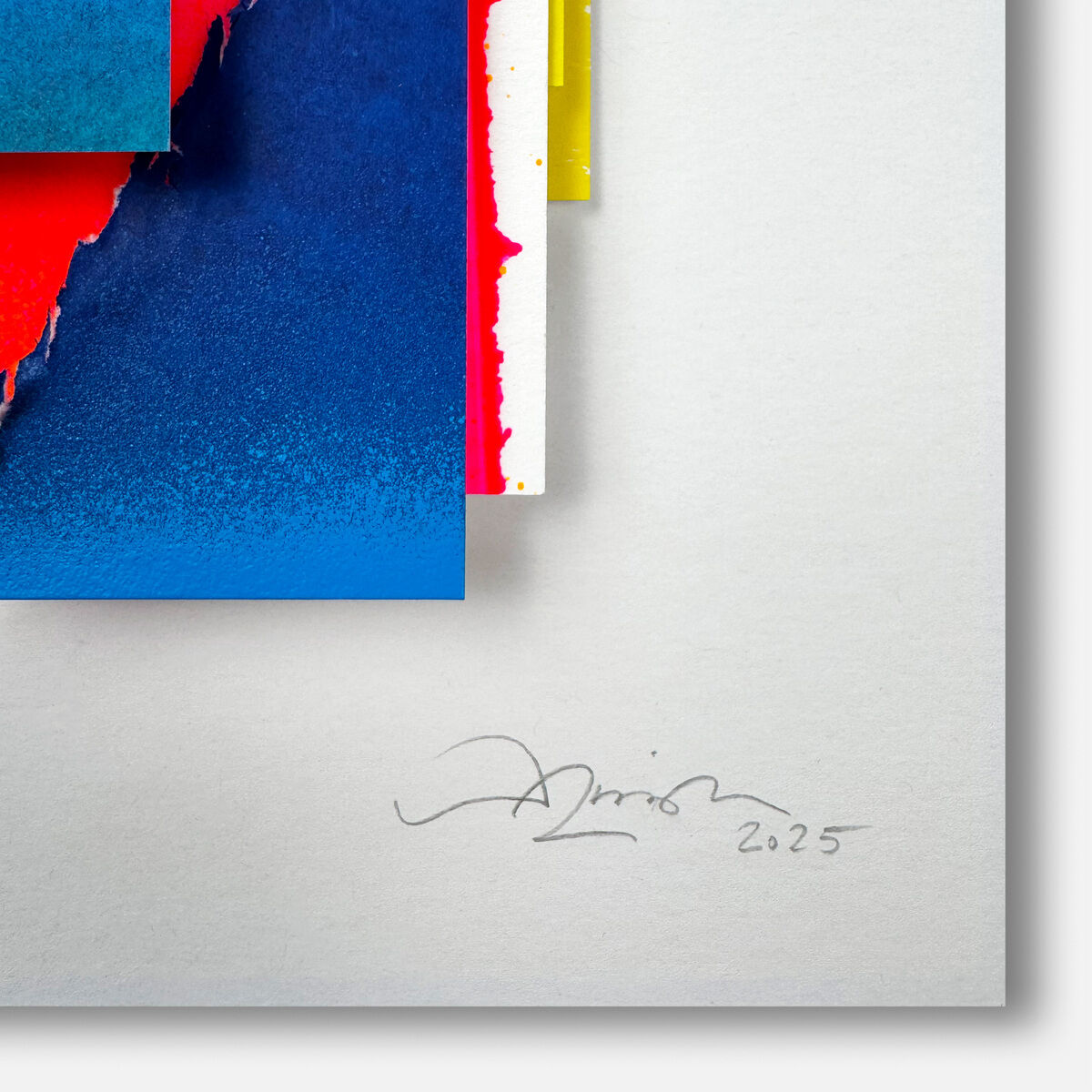 Quadratische Collage von Daniel Lisson: Mehrschichtige, aus Papier geschnittene und gerissene Flächen in intensivem Blau und Rot, akzentuiert durch weiß-gelbe Details. Im unteren Bereich sichtbare Signatur „Lisson 2025“. Das Werk ist gerahmt in hellem Holz.