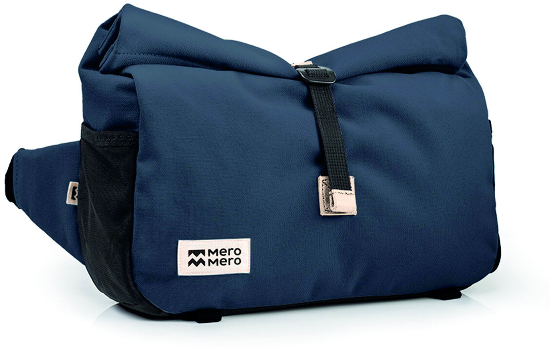 Lenkertasche »Piha« von Mero Mero in Blau und Schwarz. Die wasserdichte Tasche hat eine praktische Schnalle zur Befestigung und bietet vielseitige Einsatzmöglichkeiten beim Radfahren und Outdoor-Aktivitäten.