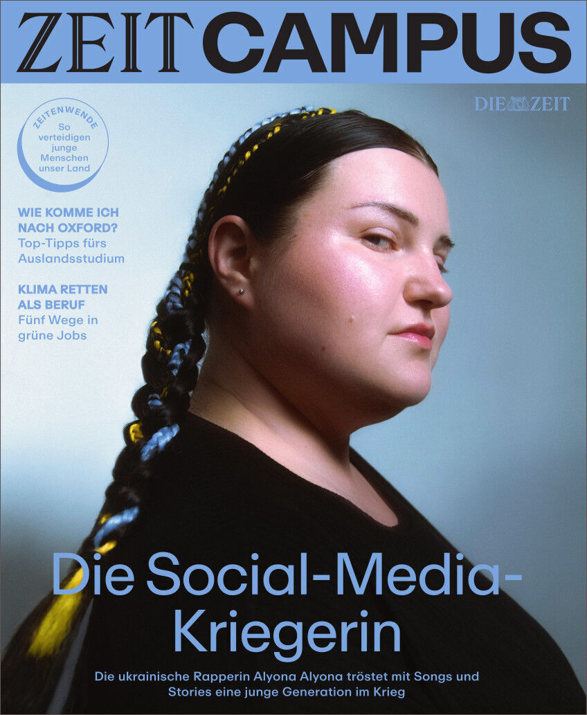 Cover der Zeitschrift ZEIT CAMPUS 4/22 mit dem Titel 'Die Social-Media-Kriegerin'. Im Vordergrund ist ein Porträt einer Frau mit einem dunklen Zopf und ernstem Gesichtsausdruck. Der Hintergrund ist schlicht und einfarbig.