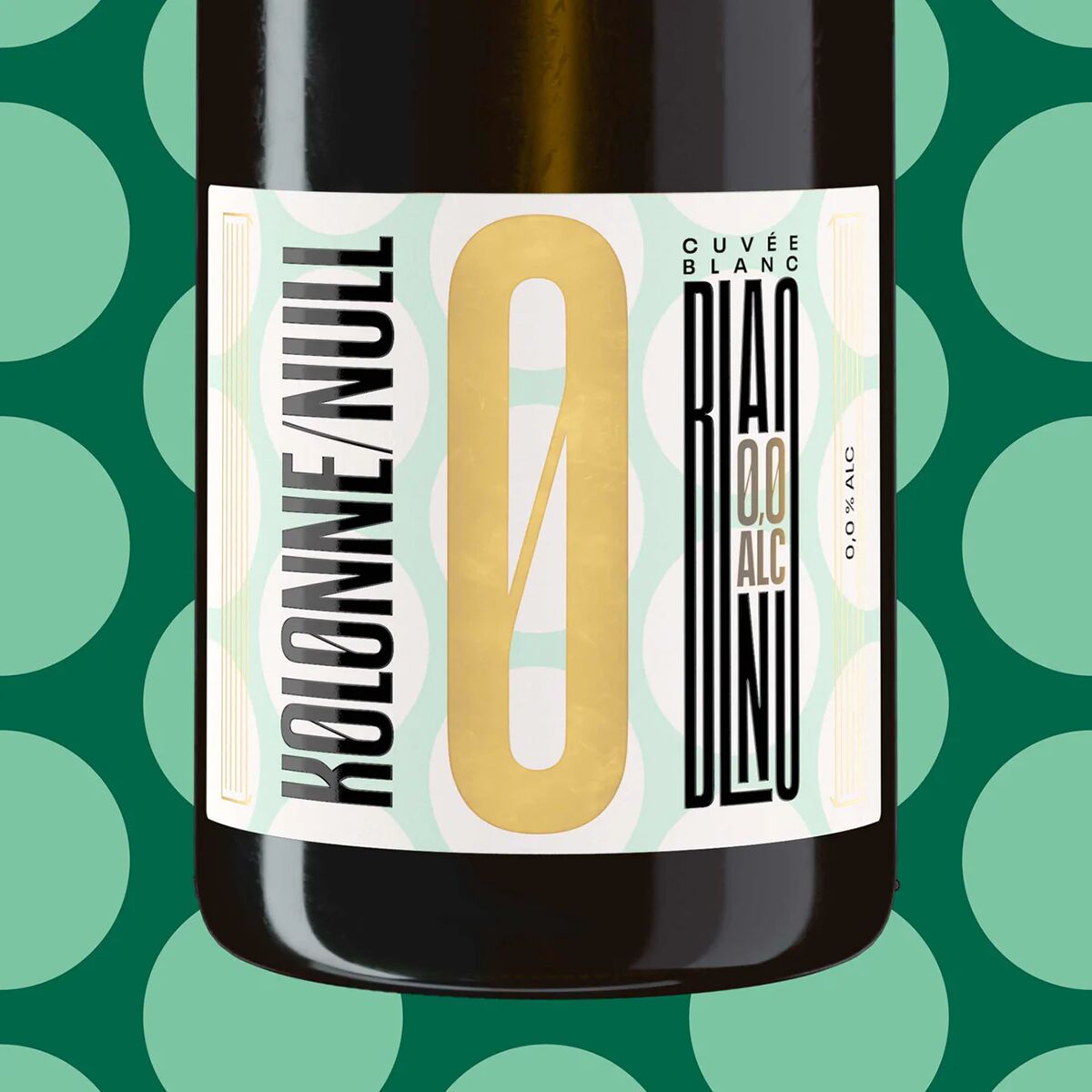 Eine moderne Flasche alkoholfreier Cuvée Blanc aus dem Berlin Spritz Bundle von Kolonne Null steht vor einem Hintergrund mit grünen Kreisen auf dunklem Grund. Die Flasche hat ein auffälliges, geometrisches Etikett in Weiß, Gold und Schwarz. Das Produkt wirkt elegant und frisch, ideal für festliche Anlässe ohne Alkohol.