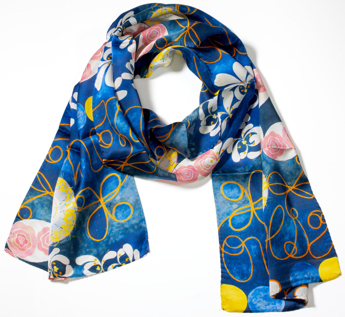 Seidenschal mit künstlerischem Design nach Hilma af Klints Werk 'Die Zehn Größten, Nr. 1, Das Kindesalter' (1907), mit abstrakten floralen und geometrischen Elementen in Blau, Gelb, Weiß, Rosa und Orange auf weißem Hintergrund. Das Tuch ist dekorativ drapiert und vermittelt einen jugendlichen, farbenfrohen Kunststil.