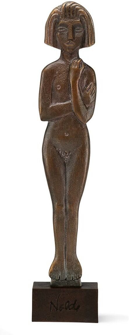 Die Skulptur »Stehende Frau« von Emil Nolde aus den Jahren 1913/14 zeigt eine nackte Frau in stehender Position. Die Bronzeskulptur hat eine glatte Oberfläche und zeigt den künstlerischen Stil des Expressionismus. Die Figur steht auf einem rechteckigen Sockel und ist in Bronze- und Brauntönen gehalten.