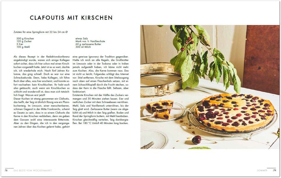 Eine Doppelseite aus dem Kochbuch »Das Beste vom Wochenmarkt«, die ein Rezept für Clafoutis mit Kirschen zeigt. Links ist der Rezepttext, rechts ein Bild des fertig gebackenen Clafoutis auf einem Tisch mit Kirschzweigen.