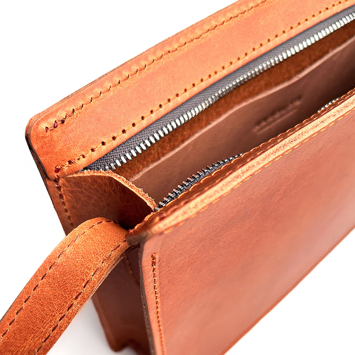 Nahaufnahme einer hochwertigen, hellbraunen Kernledertasche namens »Sas« mit sichtbarem Reißverschluss und sauberer Nahtführung. Die Tasche wirkt minimalistisch und edel, perfekt geeignet für Alltag und Beruf.