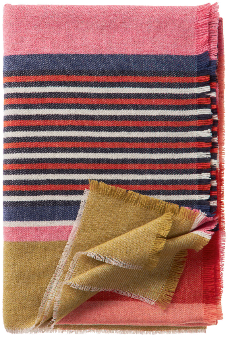 Die Merino-Decke »Rio« von Eagle Products zeigt ein Streifenmuster mit Sand, Blau, Gelb, Rosa, Grün, Orange und Weiß. Gefertigt aus 100% Merino-Schurwolle, 200x130 cm groß, kurze Fransen an den Rändern, weiche und leichte Haptik, sommerlich und modern.