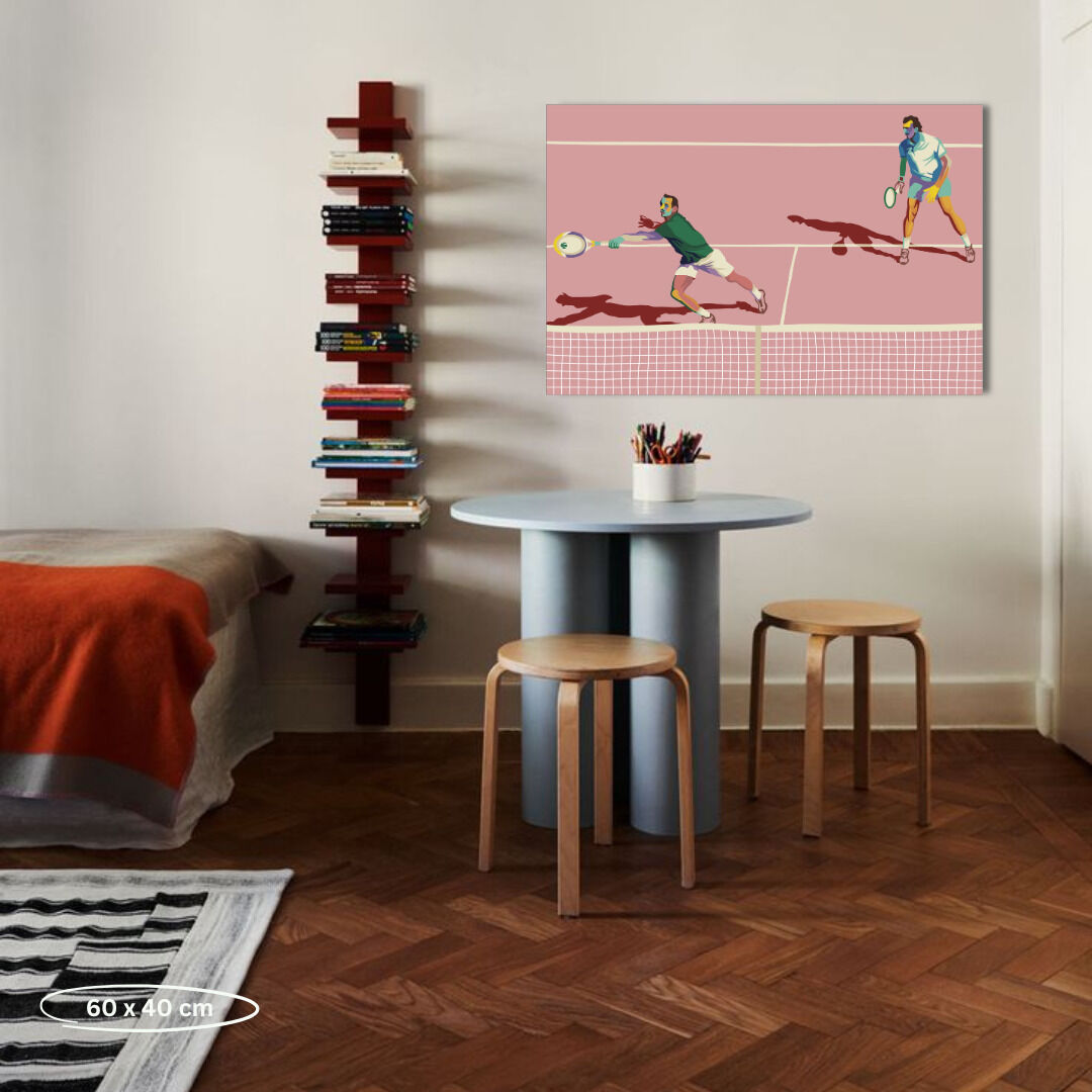 Ein Wohnzimmer mit einem Gemälde einer Tennis-Szene an der Wand. Zwei Tennisspieler im pinken Tennisplatz während des Spiels. Im Raum befinden sich ein Tisch, zwei Hocker, eine Bücherregal und eine orangefarbene Decke auf der Couch.