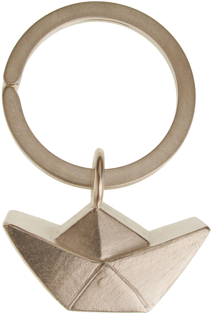 Ein Schlüsselanhänger aus massivem Silber in Form eines Bootes. Der Schlüsselanhänger in minimalistischem Stil, hat eine matte Oberfläche.