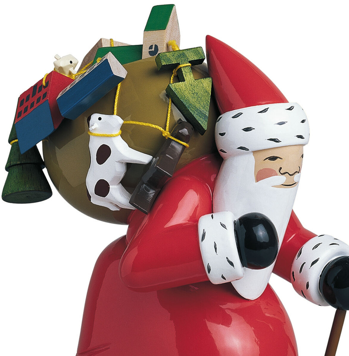 Holz-Figur »Großer Weihnachtsmann mit Spielzeug« von Wendt & Kühn: Ein rot gekleideter Weihnachtsmann trägt einen großen Sack voller buntem Spielzeug und einen Wanderstock. Die handgefertigte Figur steht auf einer weißen Basis und eignet sich als festliche Dekoration.