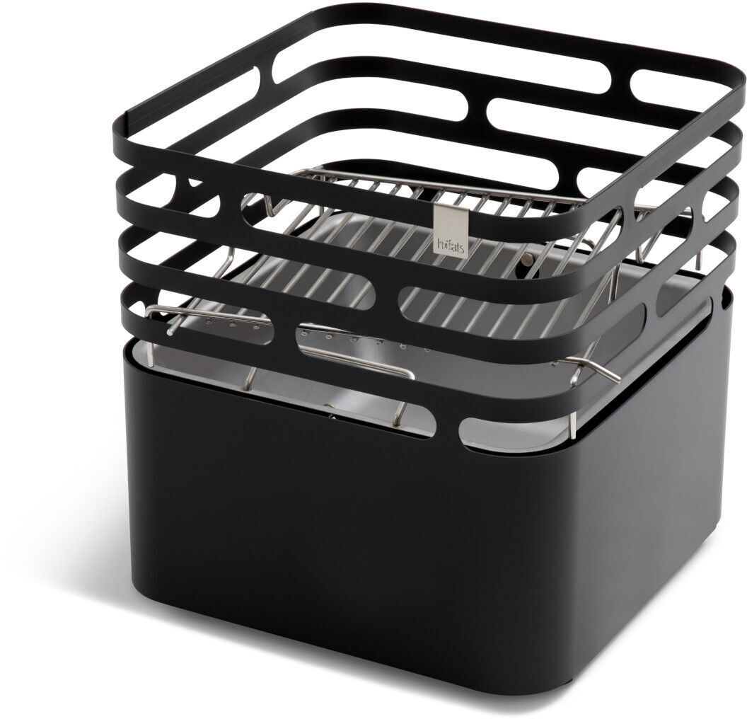 »CUBE« Grillrost ist ein schwarzer, quadratischer Grill mit horizontalen Lamellen und einem Metallrost, ideal für Outdoor-Aktivitäten wie Camping, Picknicks und Grillfeste.