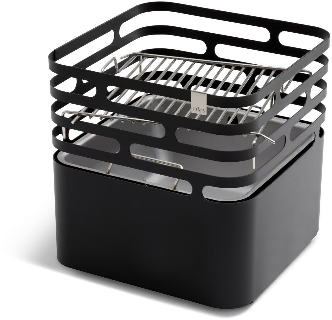 Der »CUBE« Grillrost ist ein kompakter, tragbarer Grill mit einem modernen, quadratischen Design in Schwarz und Edelstahl. Der Grill besitzt ein Gitter, das als Grillfläche dient und von einem robusten Metallrahmen umschlossen wird.