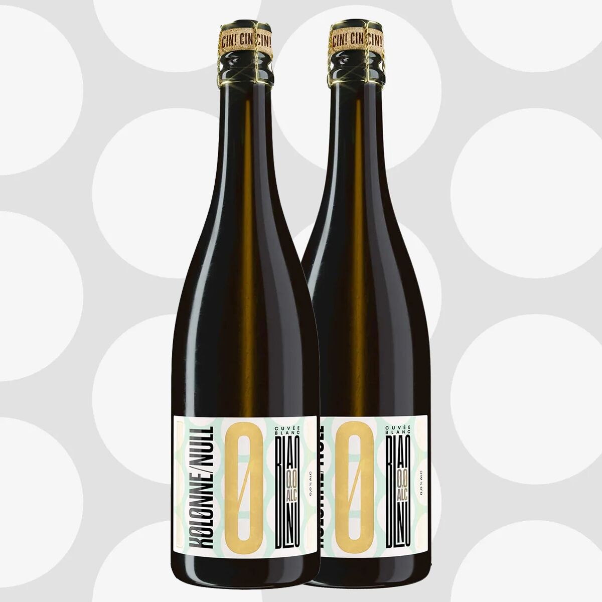 Zwei stilvoll gestaltete Flaschen des alkoholfreien »Berlin Spritz Bundle« stehen nebeneinander vor einem hellgrauen Hintergrund mit weißen Kreisen. Die Etiketten zeigen moderne, goldene und schwarze Schriftzüge und betonen das Null-Prozent-Konzept. Ideal als alkoholfreie Sektalternative für festliche Anlässe.