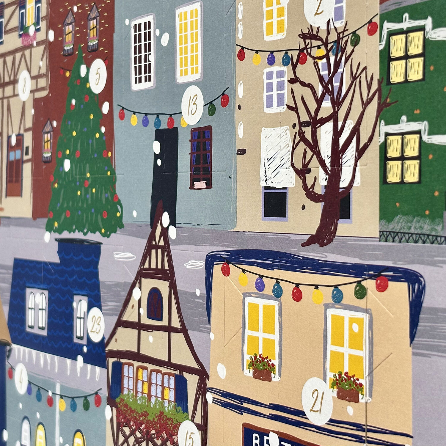 Illustration eines Adventskalenders mit einer winterlichen Stadtansicht. Verschiedene bunte Häuser mit nummerierten Fenstern, festlicher Dekoration wie Lichterketten und einem geschmückten Weihnachtsbaum auf einem verschneiten Platz. Die Illustration vermittelt weihnachtliche Stimmung und eignet sich für Familien und Kinder.