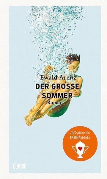Das Buchcover von 'Der große Sommer' von Ewald Arenz zeigt einen Jungen in Badekleidung, der in ein Wasserbecken springt. Luftblasen umgeben ihn. Der Hintergrund ist hellblau und weiß. Im unteren rechten Bereich befindet sich ein Aufkleber mit einem Literaturpreis.