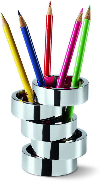 Ein Stifthalter namens Rotondo aus silbernem Metall mit mehreren Ringen, die vertikal gestapelt sind. In dem Stifthalter befinden sich bunte Bleistifte in Gelb, Rot, Blau, Grün und Rosa.