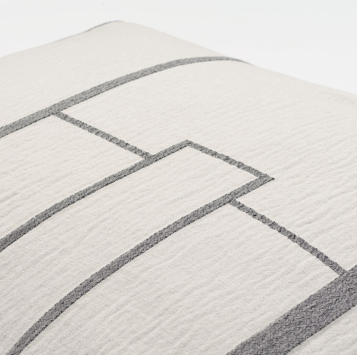 Ein Baumwollkissen in der Größe 60 x 60 cm mit dem Namen »Architecture«. Das Kissen verfügt über ein modernes, geometrisches Design in Grau auf weißem Hintergrund. Die Textur des Stoffes wirkt weich und komfortabel, ideal für Wohn- und Schlafzimmerdekoration.