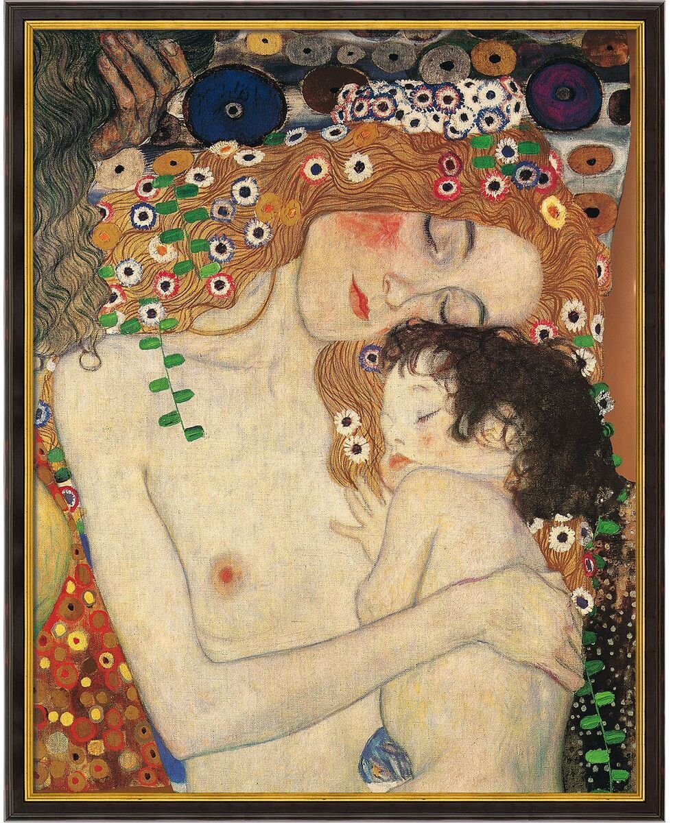 Das Gemälde 'Mutter und Kind' von Gustav Klimt aus dem Jahr 1905 zeigt eine Frau mit rotbraunem Haar, die ein kleines Kind liebevoll umarmt. Das Bild ist reich an Farben wie Rot, Blau, Grün, Braun, Beige und Gold, und im Hintergrund sind florale Muster und geometrische Formen zu erkennen. Die Szene strahlt Wärme und Geborgenheit aus.