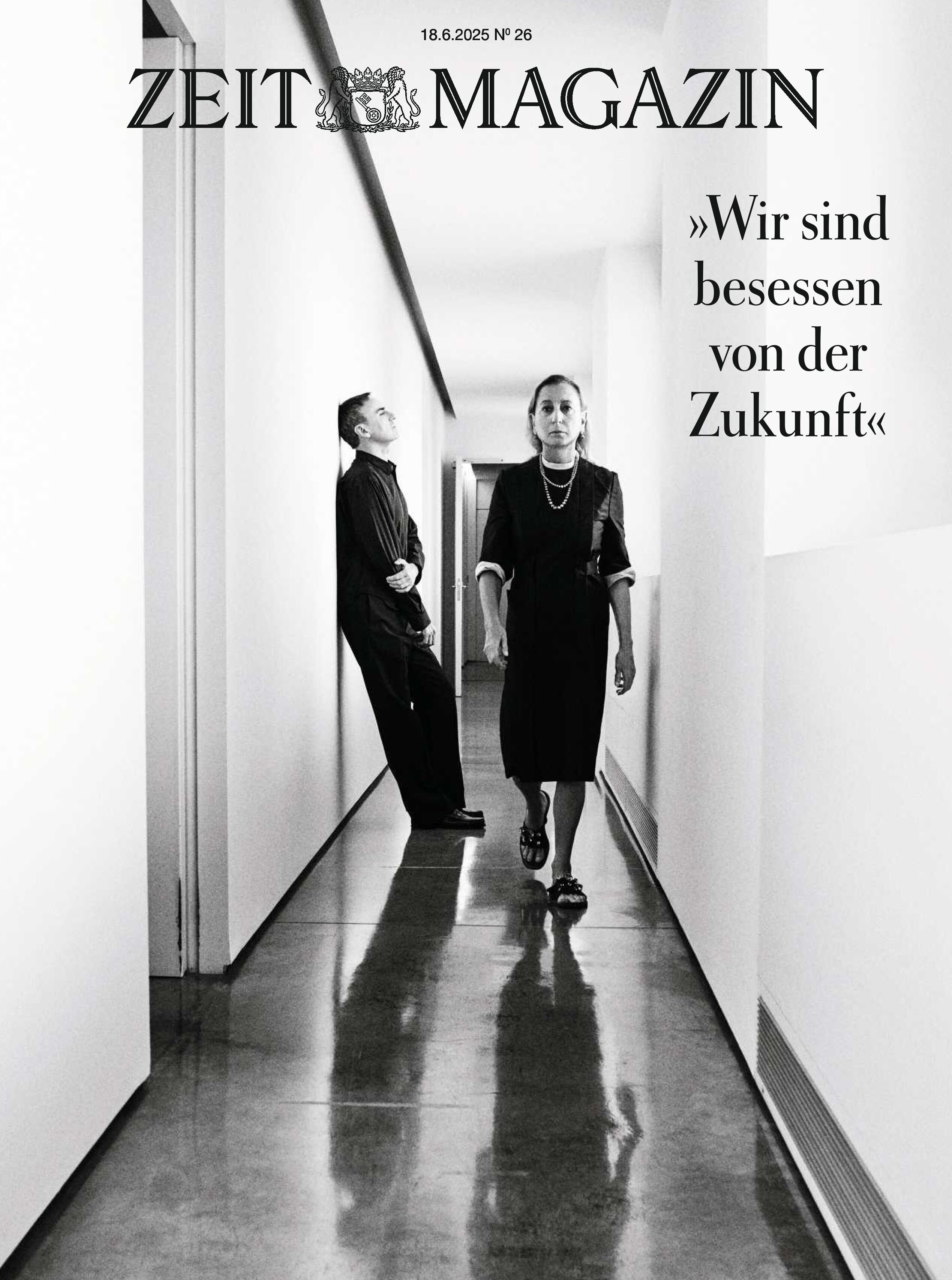 Titelbild des ZEIT Magazins Ausgabe 26/2025 mit einer modernen, schwarz-weißen Fotografie zweier Personen in einem hellen, minimalistischen Flur. Eine Person geht nach vorne, während die andere an die Wand gelehnt steht. Rechts oben steht das Zitat: 'Wir sind besessen von der Zukunft.'