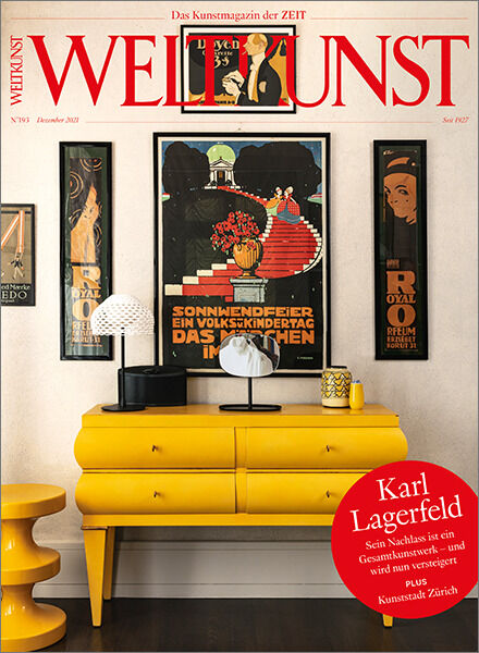 Das Cover der WELTKUNST-Ausgabe 193/21 zeigt Karl Lagerfelds Nachlass und eine Reise nach Zürich. Im Vordergrund steht ein gelbes Möbelstück vor einer weißen Wand, an der verschiedene Vintage Poster hängen. In der rechten Ecke ist ein rotes Etikett mit dem Hinweis auf Karl Lagerfelds Nachlass.