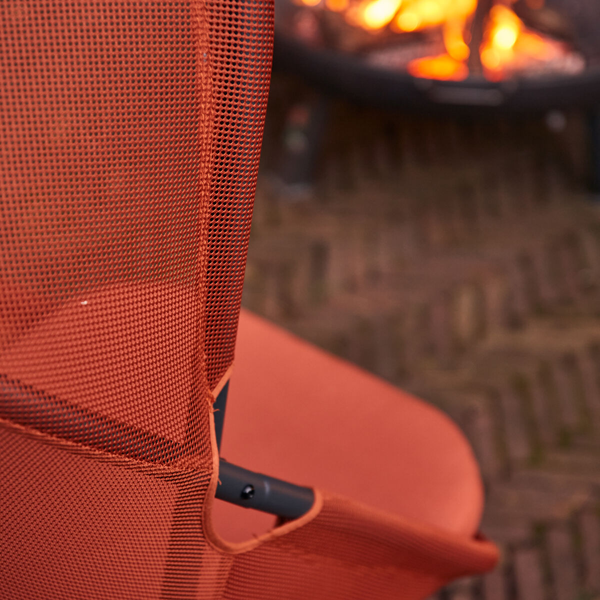 Der Hängesessel »Yobaya« von Sienagarden ist aus pulverbeschichtetem Stahl und einem offenen Air Mesh-Bezug in relaxed red gefertigt. Das Gestell ist schwarz, der Bezug dunkelrot. Der moderne, großzügige Sessel steht aufrecht, wirkt luftig und ist für den Garten oder Balkon gestaltet.