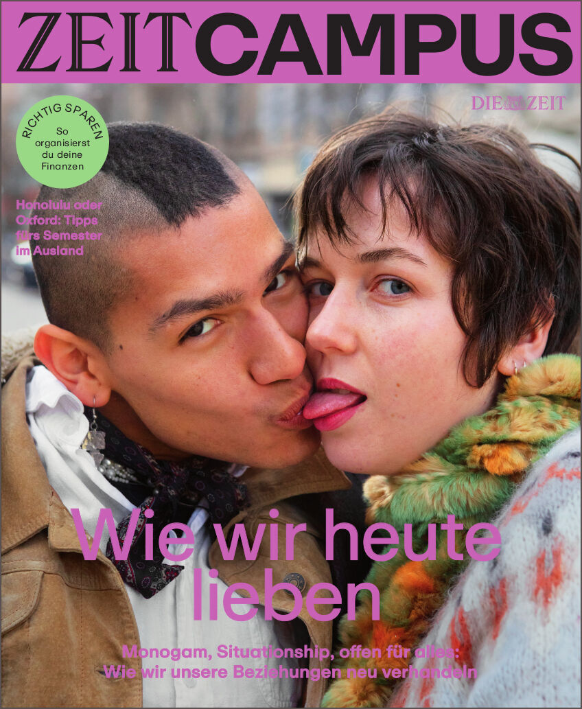 Das Cover des ZEIT Campus Magazins 3/23 zeigt ein junges Paar, das sich küsst. Die Titelüberschrift lautet 'Wie wir heute lieben'. Das Design ist in rosa, weiß, braun und grün gehalten.