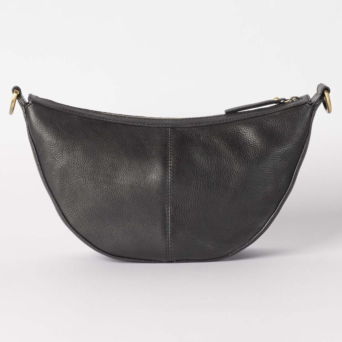 Schwarze, halbrunde Umhängetasche »Leo« aus Lederimitat mit goldenen Details und einem schlichten, modernen Design, abgebildet auf hellem Hintergrund.