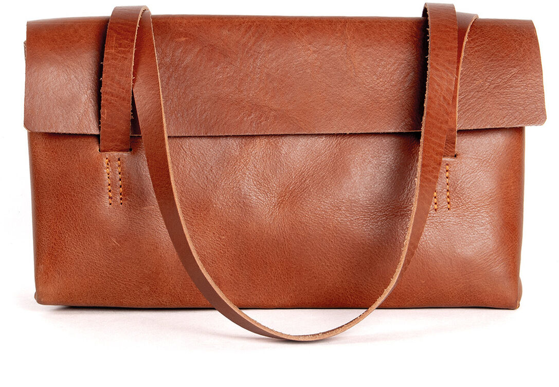 Auf weißem Hintergrund ist eine elegante Schultertasche aus glattem, cognacfarbenem Kernleder zu sehen. Die Tasche besitzt eine Klappe und schlichte Form mit dezenten Nähten und einem langen, schmalen Schulterriemen. Das Design wirkt minimalistisch und hochwertig.