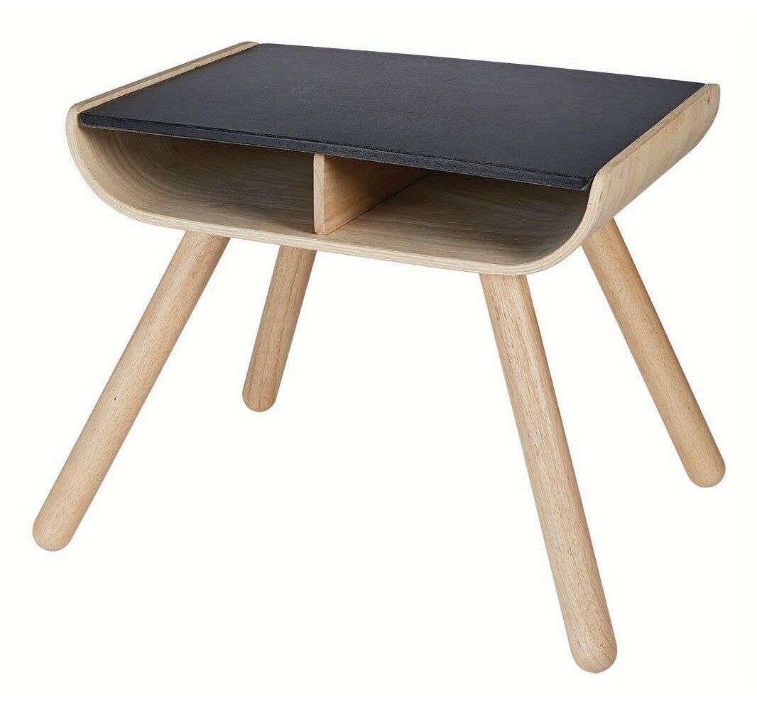 Ein modernes Set aus Tisch und Stuhl in Schwarz und Holzfarben, mit minimalistischem, skandinavischem Design.