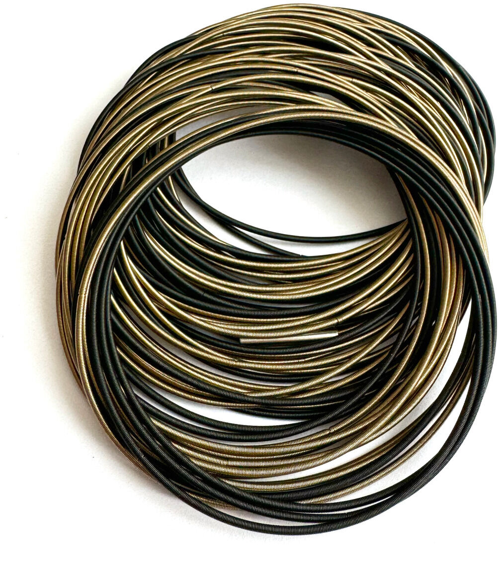 Armband »Bronze & Black« bestehend aus mehreren dünnen, ineinander verwobenen Bändern in Bronze und Schwarz. Das Armband wirkt stilvoll und minimalistisch.