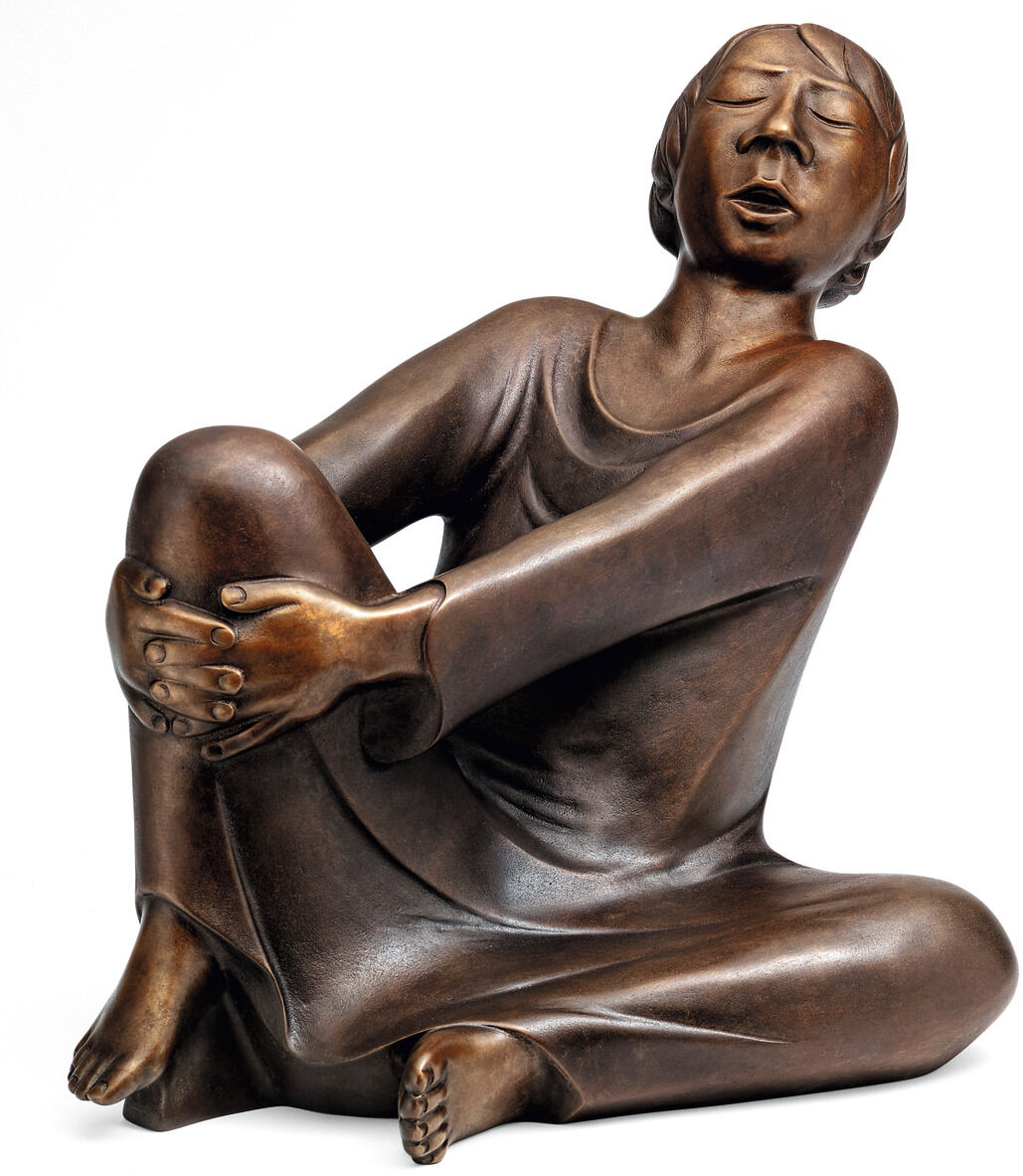 Eine Bronzeskulptur von Ernst Barlach aus dem Jahr 1928, die einen singenden Mann in sitzender Position darstellt. Der Mann hat die Augen geschlossen und eine Hand um sein linkes Knie gelegt. Die Skulptur ist detailreich und zeigt die feinen Züge des Gesichts und der Kleidung.