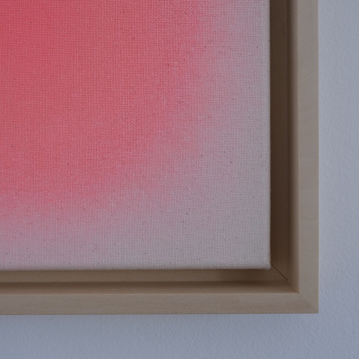 Quadratische Leinwand im Format 25x25 cm mit Farbverlauf von kräftigem Rot zu hellem Weiß, gerahmt in einem hellen Holzrahmen. Das schlichte, minimalistische Kunstwerk wirkt modern und edel, ideal für zeitgenössische Einrichtungen und Liebhaber abstrakter Kunst.