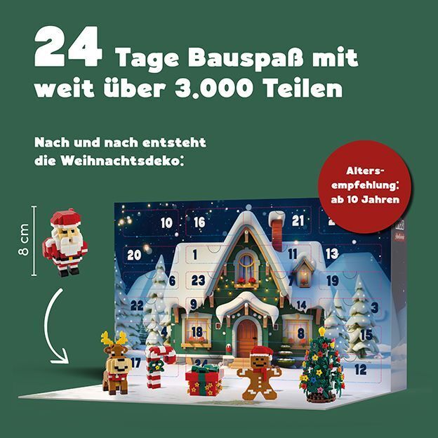 Adventskalender »TOPP Bricks« auf grünem Hintergrund, mit 3D-Papp-Haus, darin 24 Türchen. Davor detailreiche Mini-Modelle wie Weihnachtsmann, Rentier, Geschenk, Lebkuchen und Baum aus bunten Bausteinen. Text mit Bauzeit, Teilanzahl und Altersempfehlung.