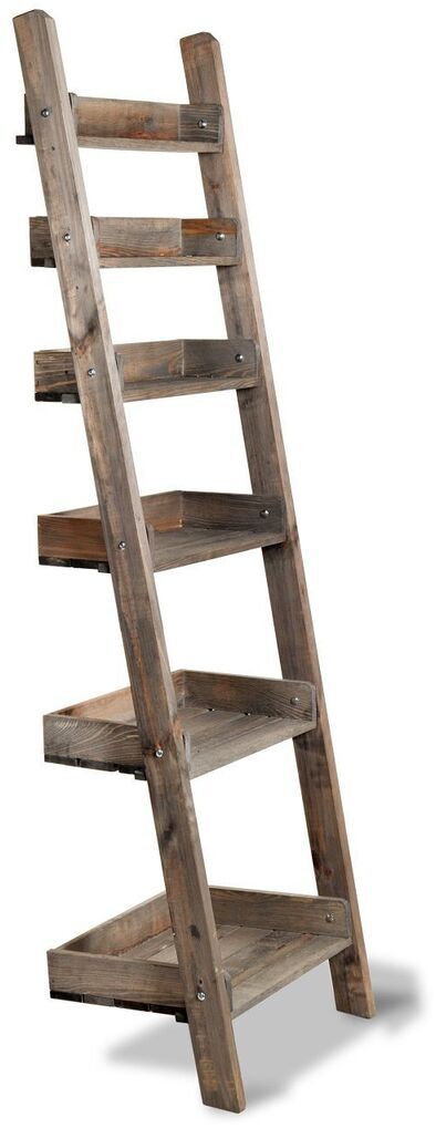 Rustikales Holzregal in Leiterform, ideal für Pflanzen und Dekoration, mit mehreren Regalböden.