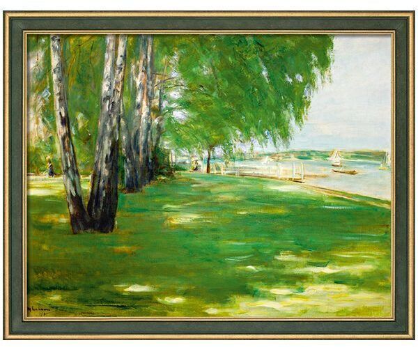 Ein Gemälde von Max Liebermann aus dem Jahr 1918 zeigt den Garten des Künstlers am Wannsee. Es ist in einem impressionistischen Stil gemalt und zeigt eine sommerliche Landschaft mit grünem Gras, Bäumen, und einem Seeufer. Am Ufer sind Boote zu sehen.