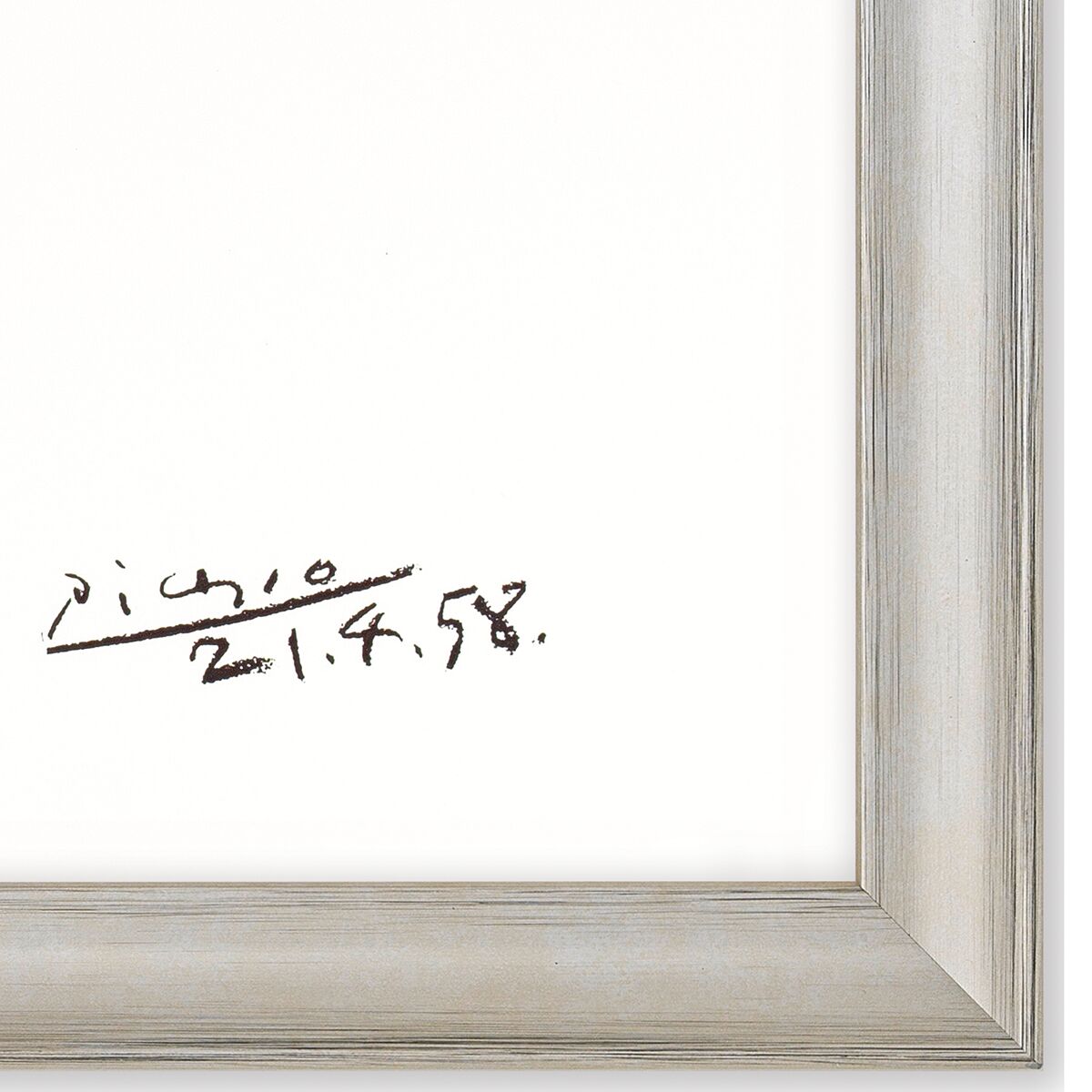 Ausschnitt eines gerahmten Kunstdrucks mit heller Holzrahmung. Im Bild ist die schwarze Signatur von Pablo Picasso mit dem Datum 21.4.58 auf weißem Hintergrund sichtbar. Das Motiv selbst ist nicht zu sehen, nur die Ecke mit Unterschrift und Rahmen.