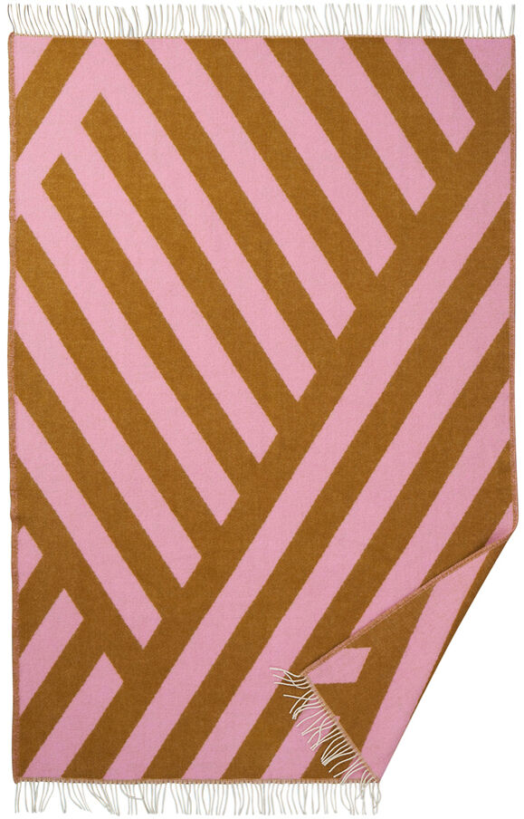 Auf dem Bild ist die Decke »Tangent« von Klippan Yllefabrik zu sehen, gefertigt aus 100 % zertifizierter Lammwolle. Die Decke misst 130 x 200 cm, zeigt ein feines, geometrisches Linienmuster in Hellgrau und Weiß, hat eine weiche, wollige Textur und Fransen an den Schmalseiten, präsentiert auf einer neutralen Fläche.