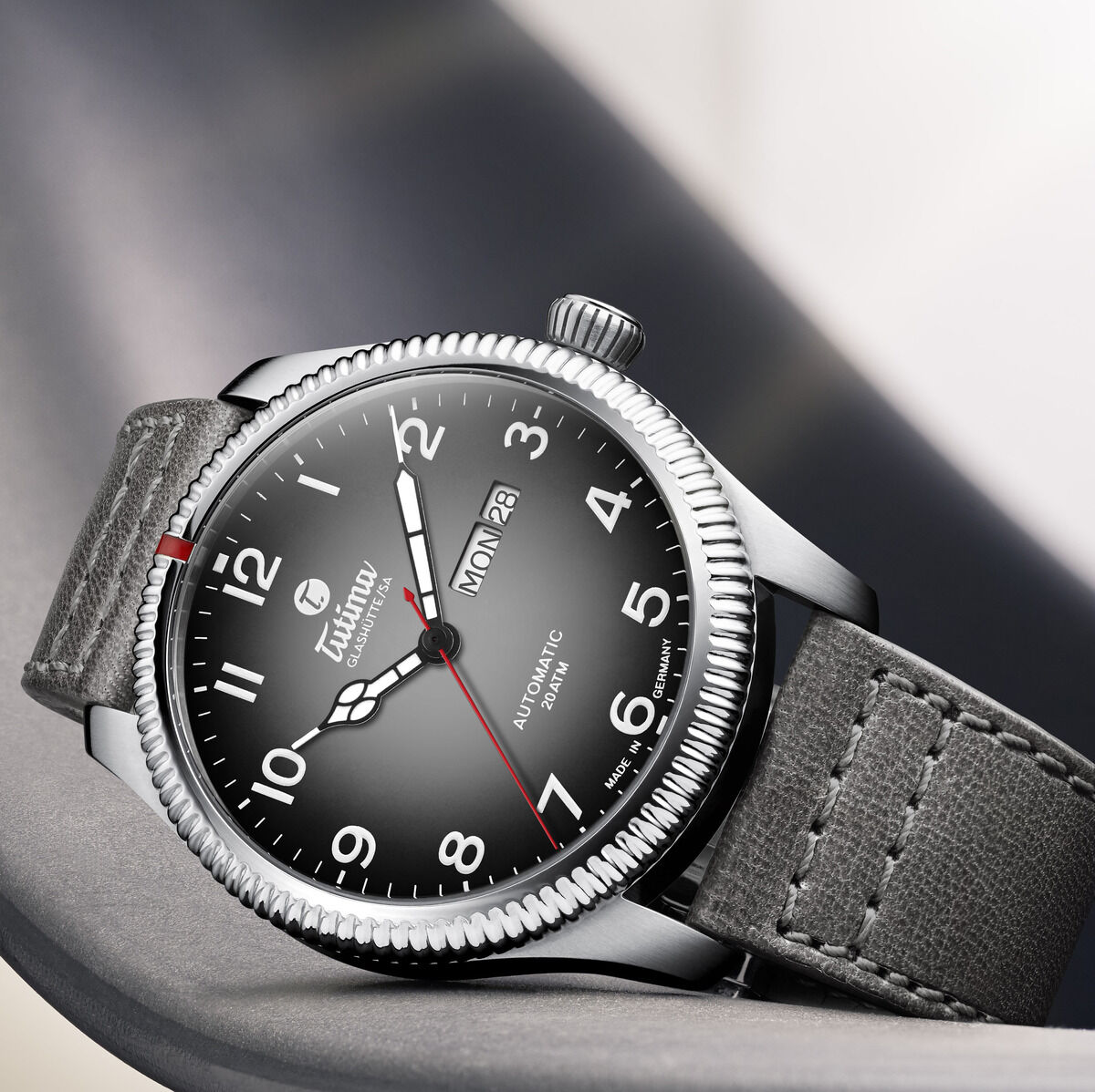 Eine Armbanduhr der ZEIT-Sonderedition »Grand Flieger Classic Automatic Schiefergrau« mit schiefergrauem Zifferblatt, robustem Edelstahlgehäuse und Lederarmband.