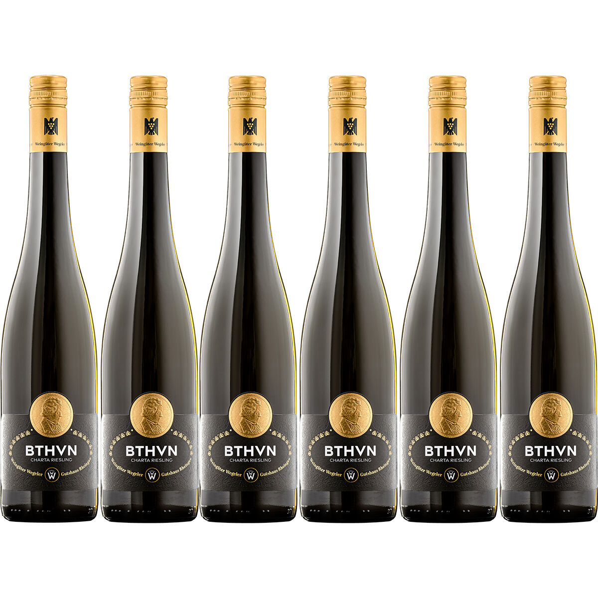 Das Bild zeigt sechs edle Weißwein-Flaschen der ZEIT-Weinedition »BTHVN« mit schwarz-goldenen Etiketten, die nebeneinander aufgereiht sind. Die Flaschen stehen aufrecht und das Design ist elegant und klassisch.