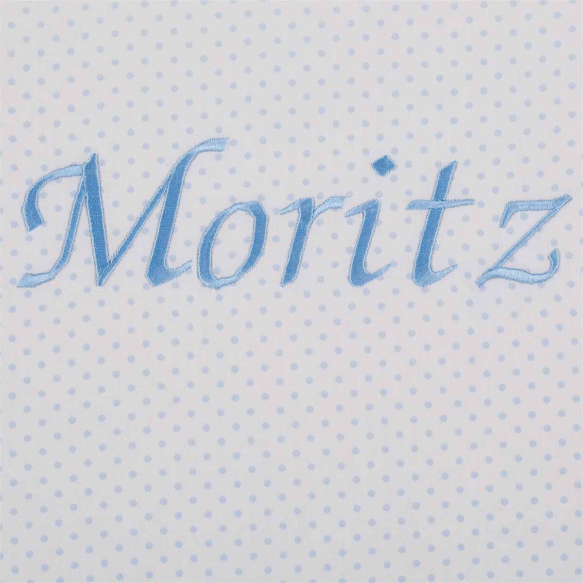 Ein weiches Baby-Kuscheldecke mit dem Namen Moritz in hellblauer Schrift auf weißem Stoff mit blauen Punkten bestickt.