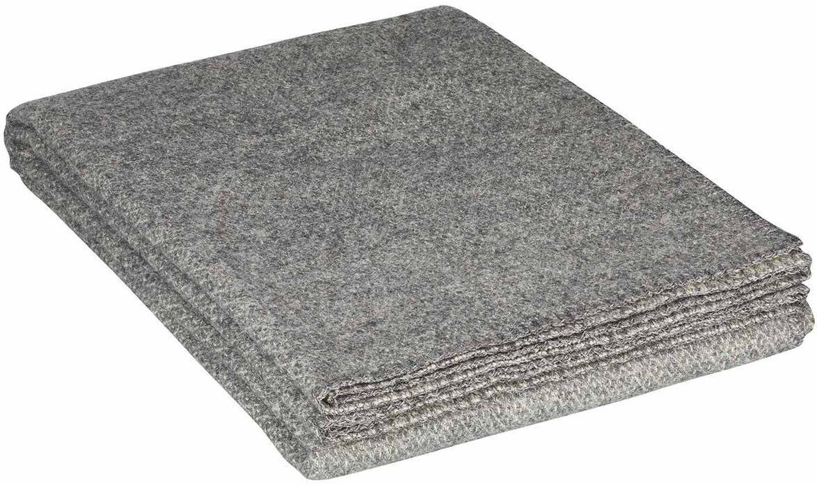 Eine graue Decke 'Peak', gefaltet, auf weißem Hintergrund. Die Decke ist schlicht und aus einem wollartigen Material.