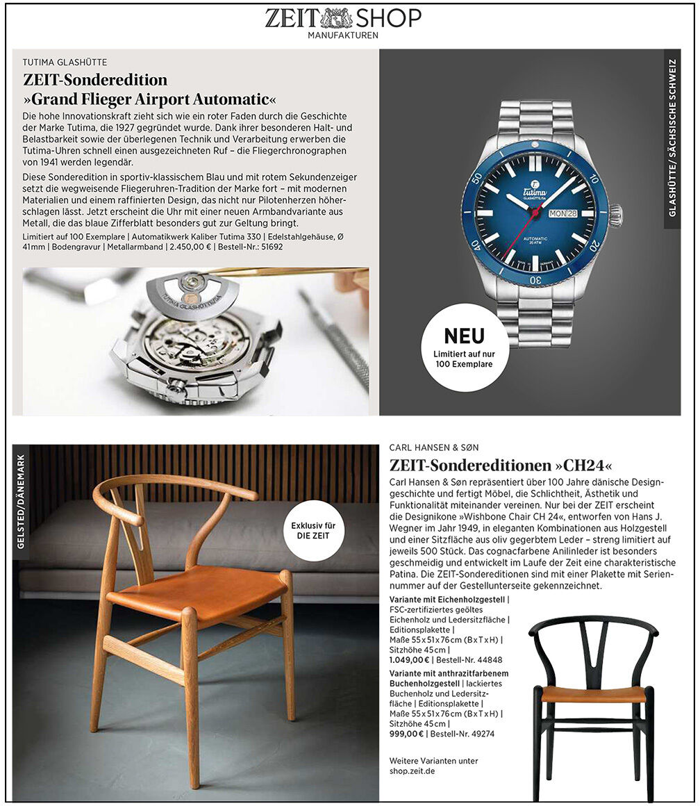 Detailreiche Katalogseite von DIE ZEIT mit hochwertigen Produktpräsentationen: Oben rechts eine silberne Fliegeruhr mit blauem Zifferblatt, daneben technische Details. Links Uhrwerk in Nahaufnahme. Unten zwei ikonische Stühle aus Holz, einer naturfarben, einer schwarz, mit Beschreibung.